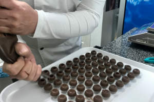 Csinger Péter csokibonbont készít